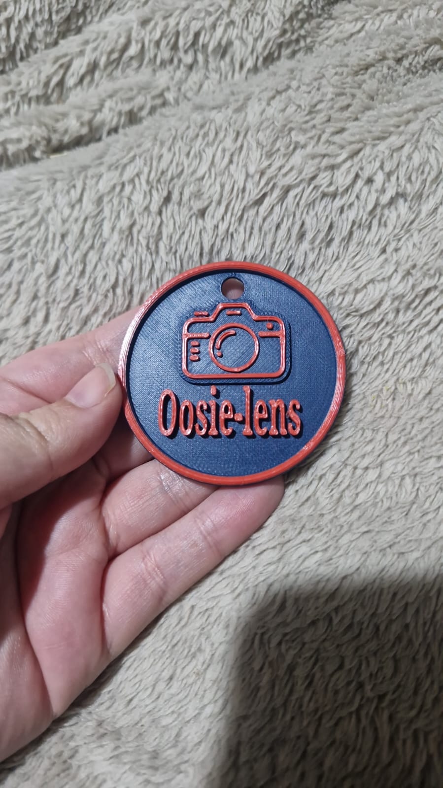 Oosie-lens camera keychain printed in blue and copper silk PLA